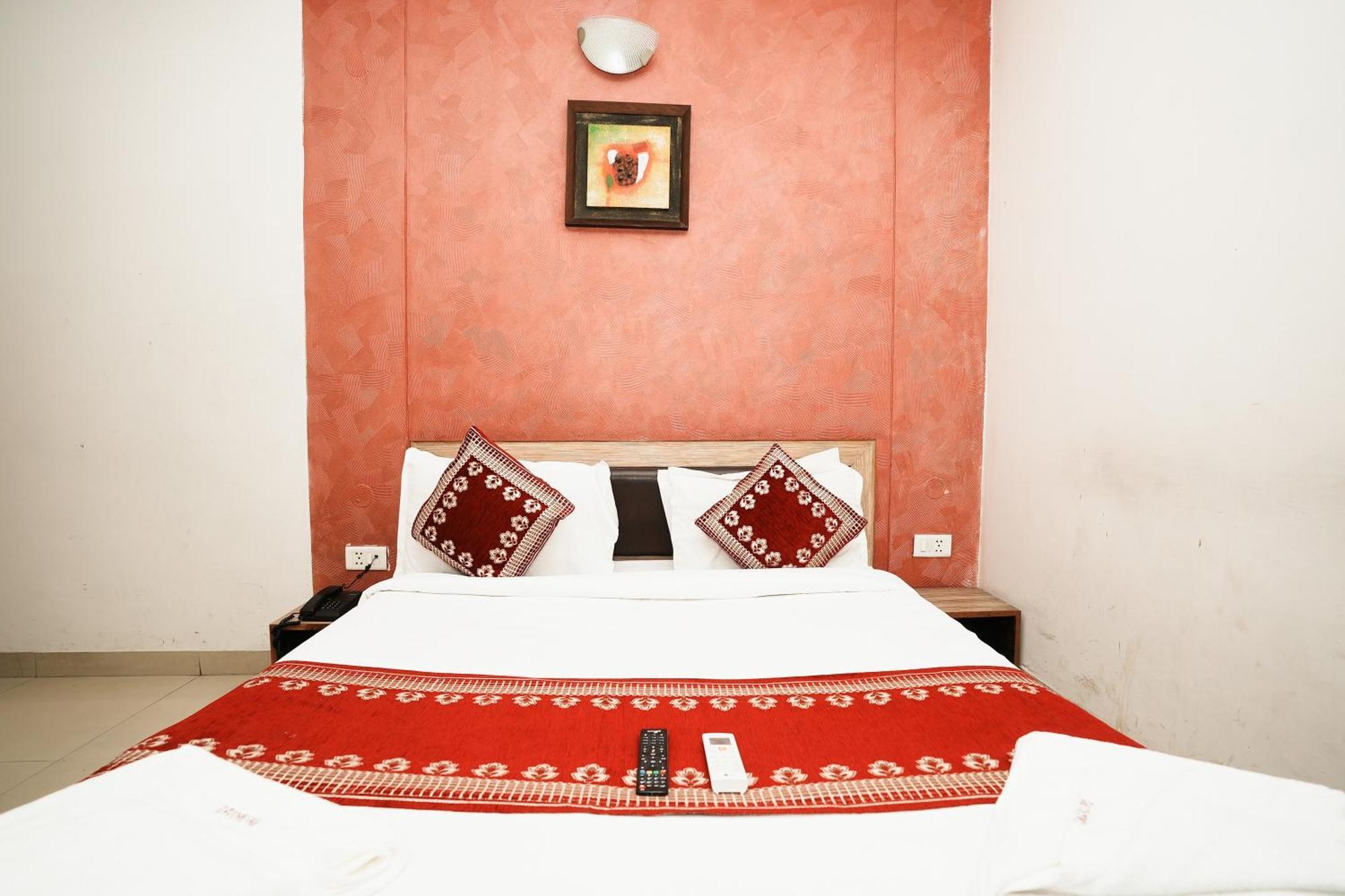 Hotel Om Paradise New Delhi Exteriör bild