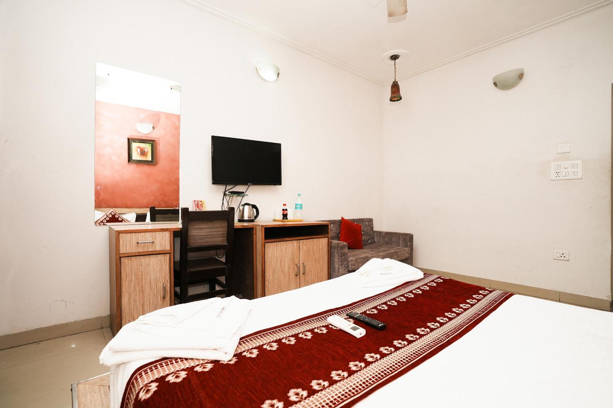 Hotel Om Paradise New Delhi Exteriör bild