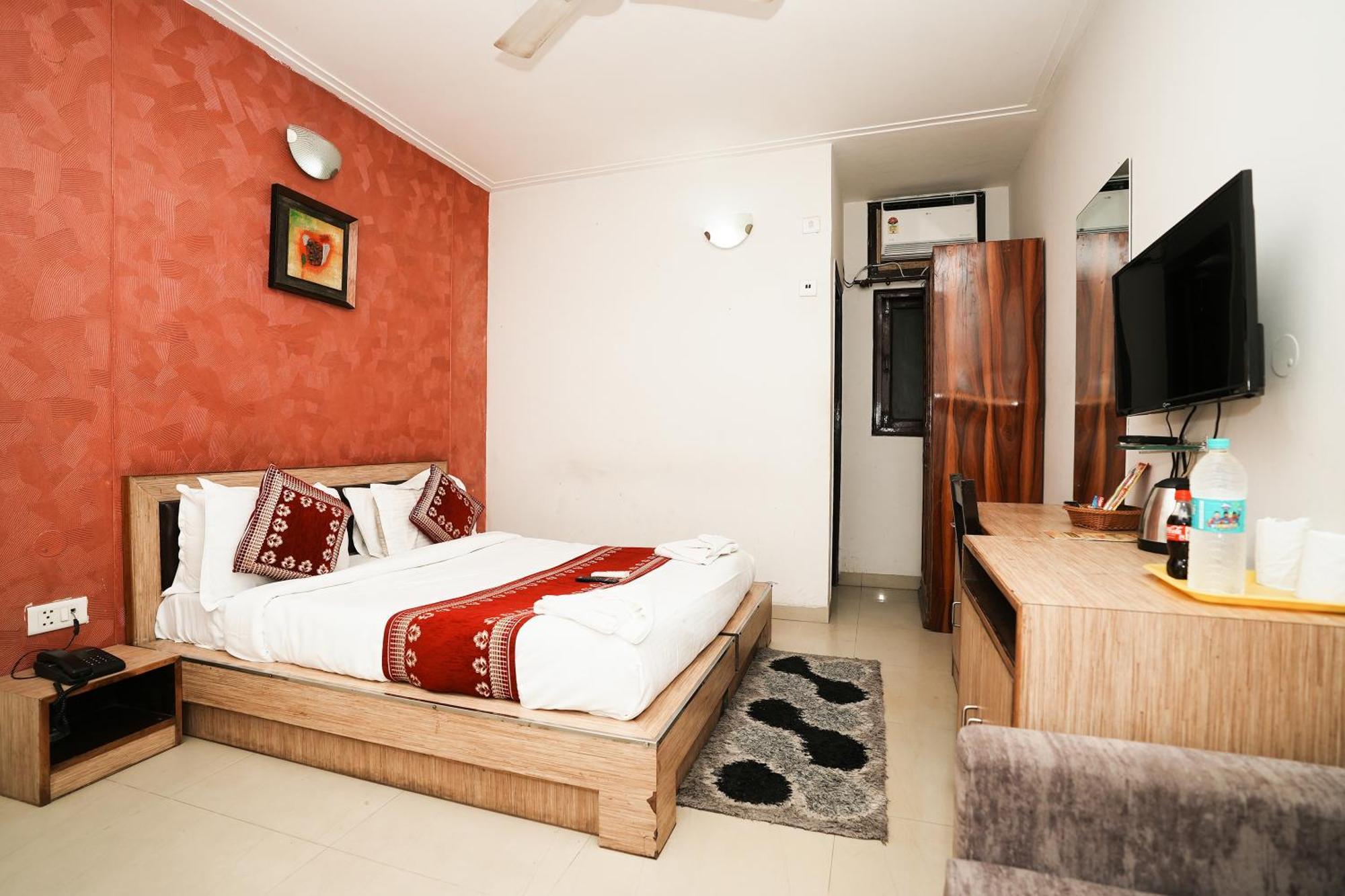 Hotel Om Paradise New Delhi Exteriör bild