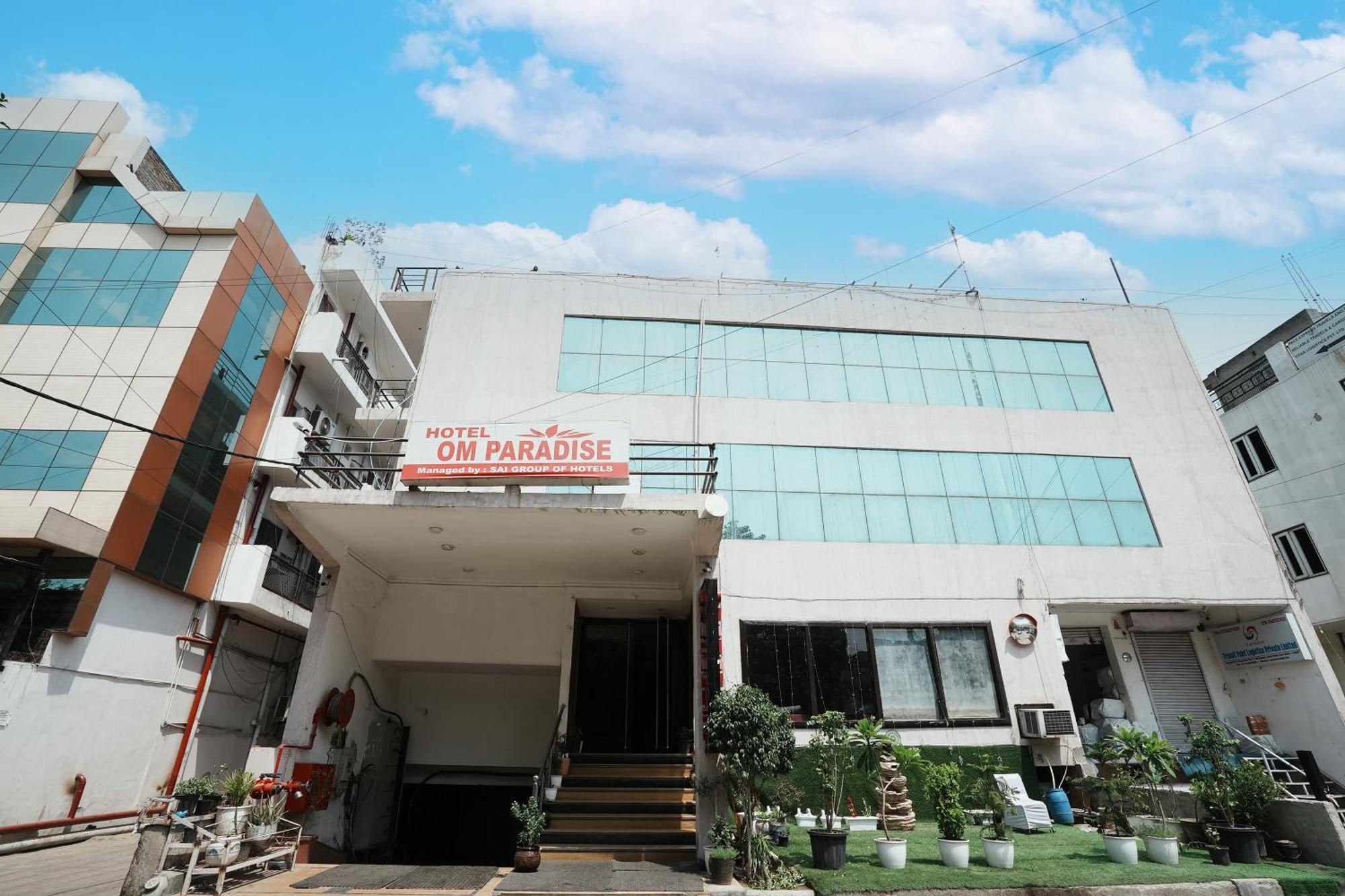 Hotel Om Paradise New Delhi Exteriör bild