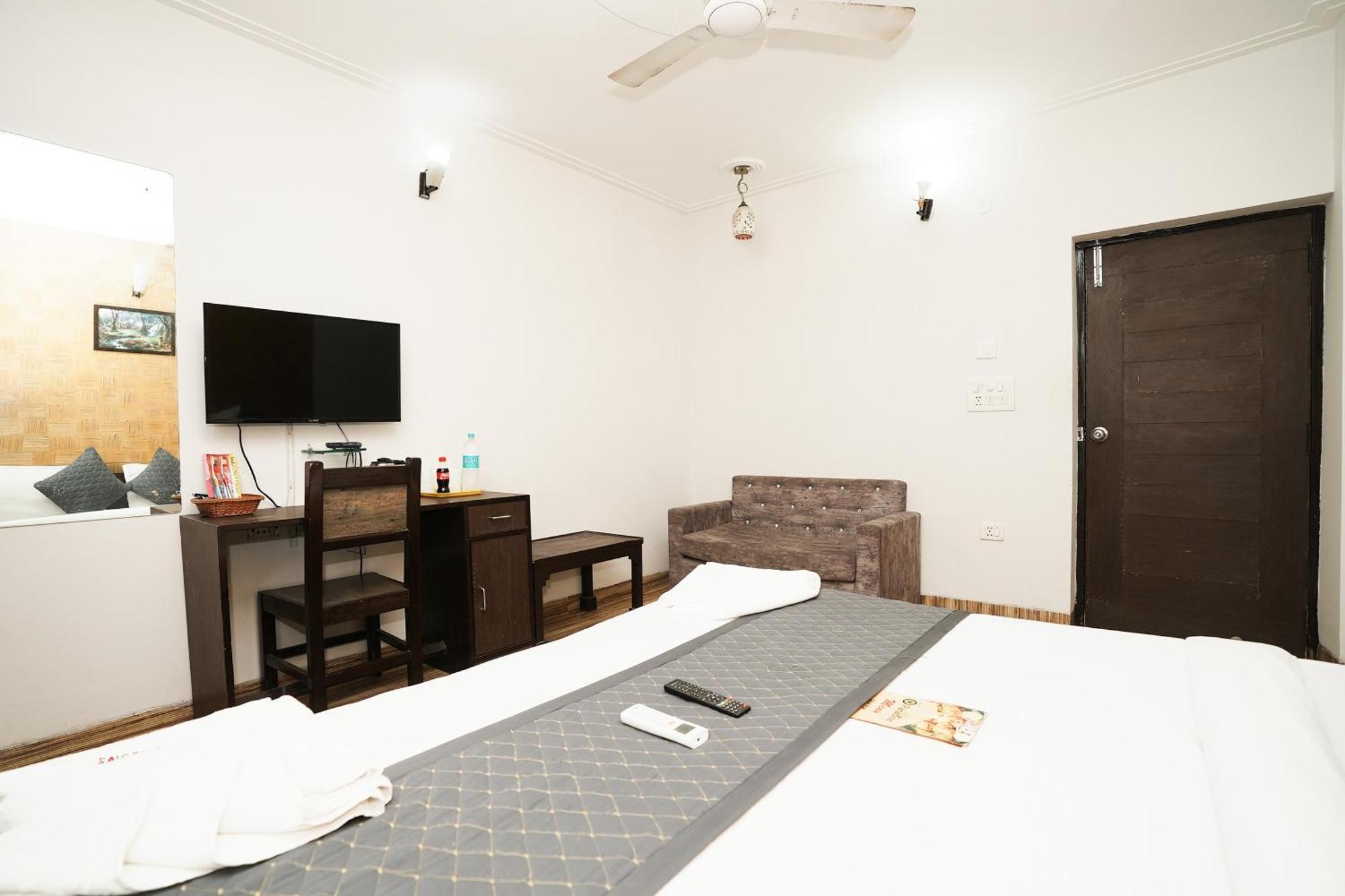 Hotel Om Paradise New Delhi Exteriör bild