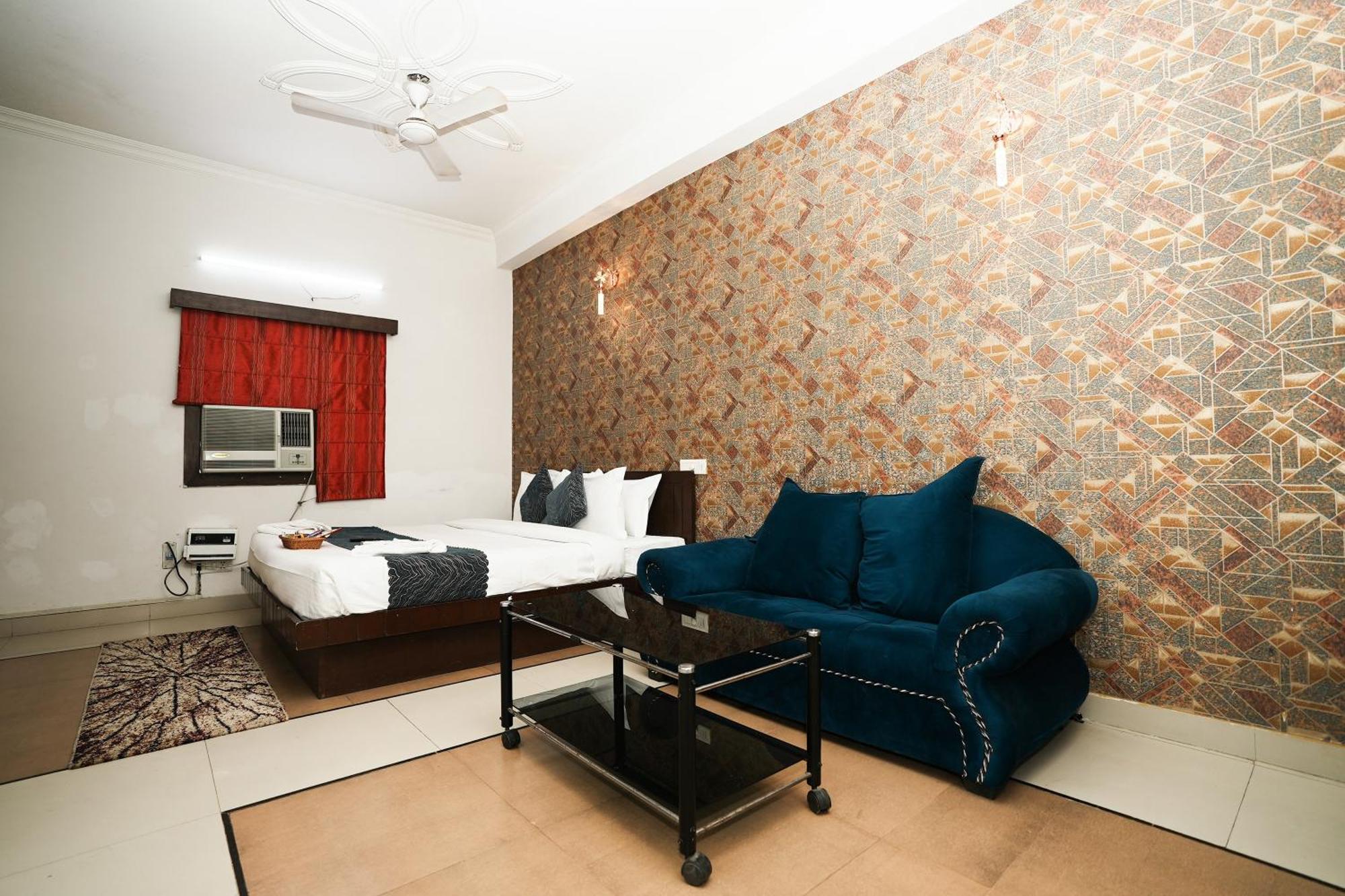 Hotel Om Paradise New Delhi Exteriör bild