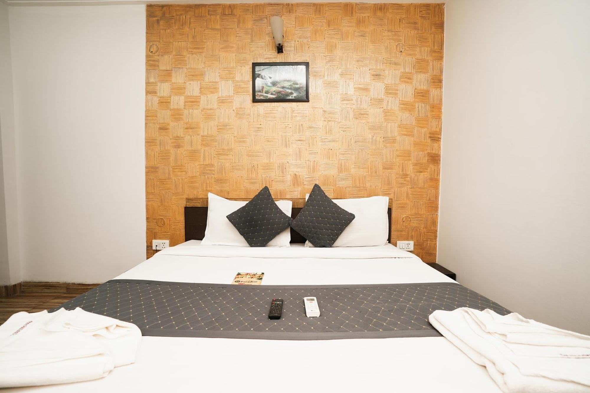 Hotel Om Paradise New Delhi Exteriör bild