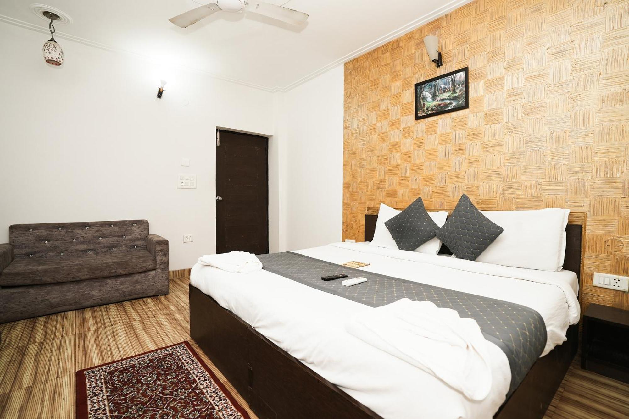 Hotel Om Paradise New Delhi Exteriör bild
