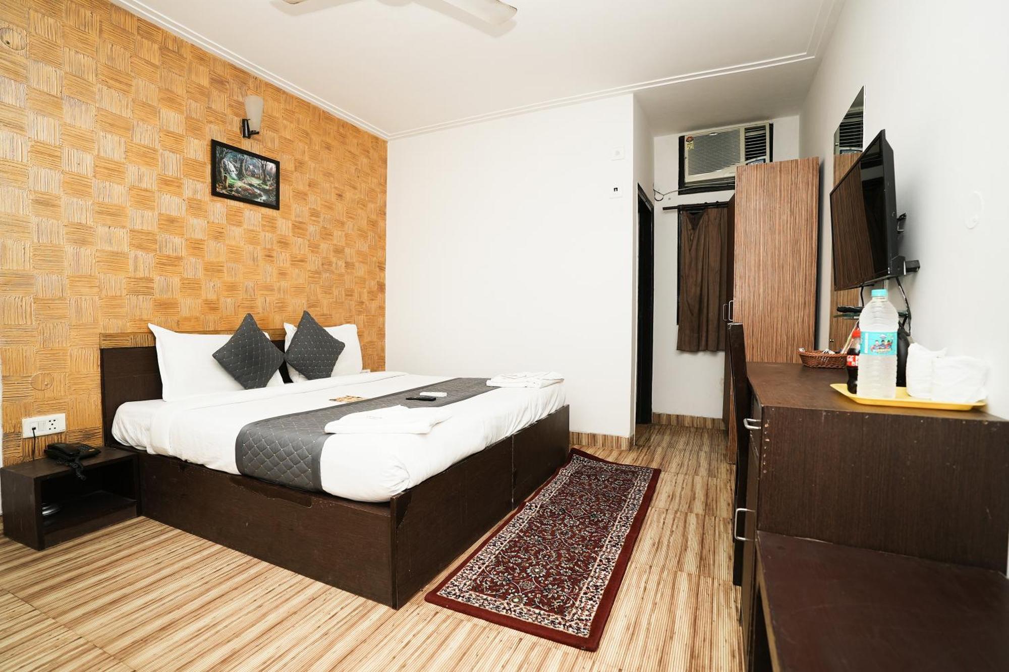 Hotel Om Paradise New Delhi Exteriör bild